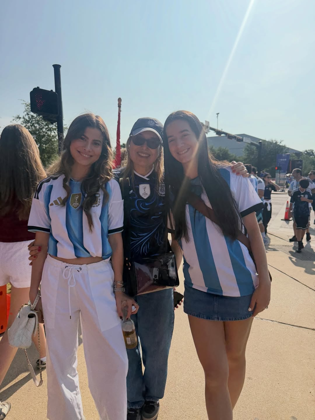 Paula Picado junto a sus hijas Luciana “Lula” Prada y Paula María Prada en el Mundial 2026.