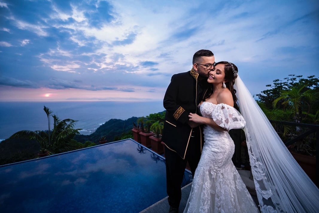 El periodista Jonathan Villarreal, exesposo de Thais Alfaro, volvió a dar el “sí acepto”, según anunció él mismo con varias fotos que compartió en redes de su lujosa y elegante boda.