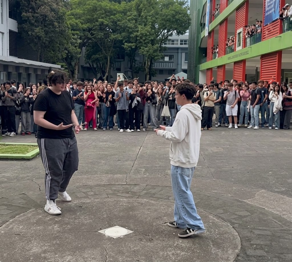 Videos atribuidos a estudiantes de la UCR muestran una “batalla de aura” viral en redes sociales.