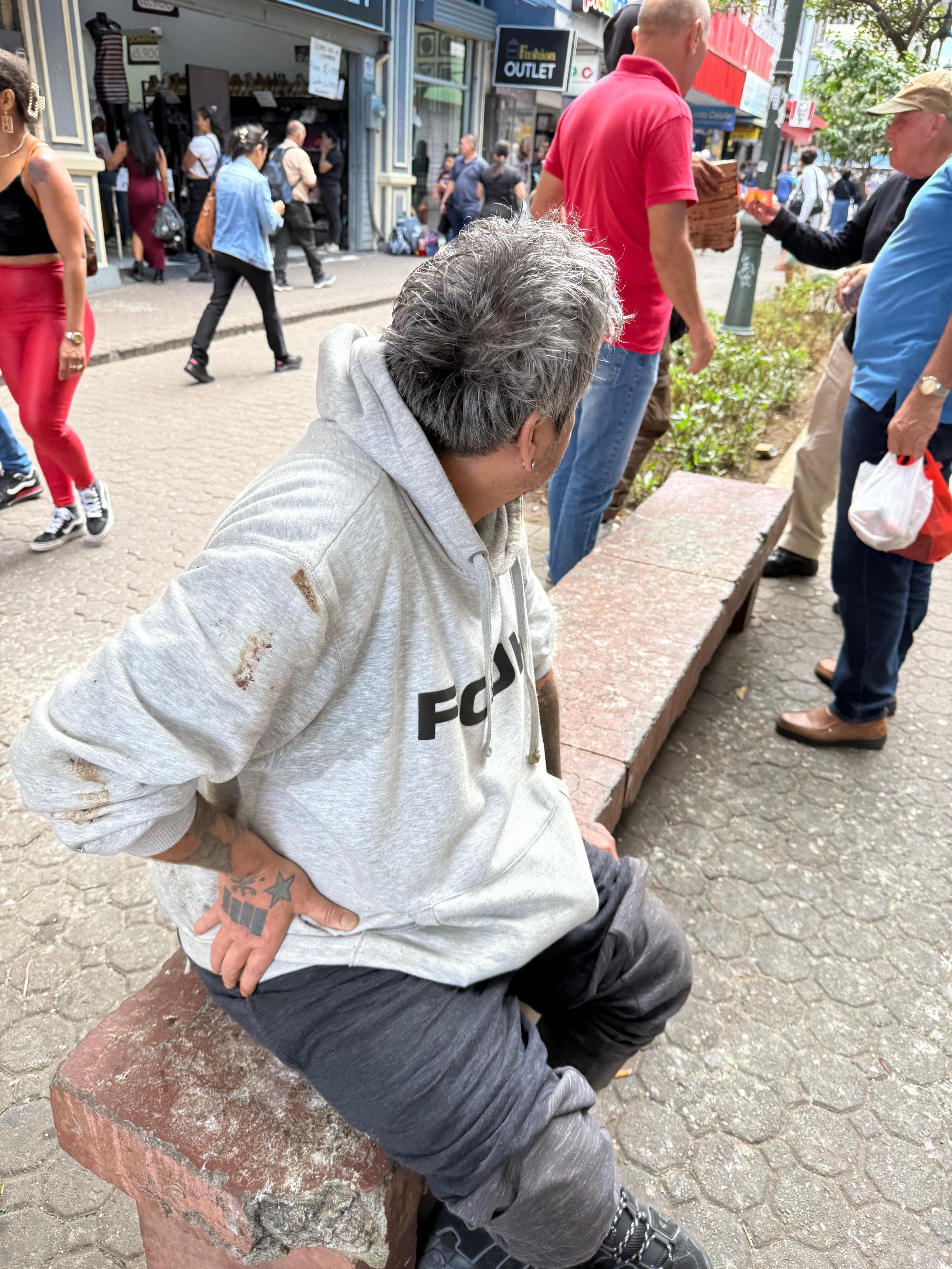 लुईस लोरेटो, लोरिटो म्हणून ओळखले जाते, माजी व्हीएम लॅटिनो प्रस्तुतकर्ता, सॅन जोसच्या मध्यभागी झोपलेले असताना ला तेजाशी बोलले.