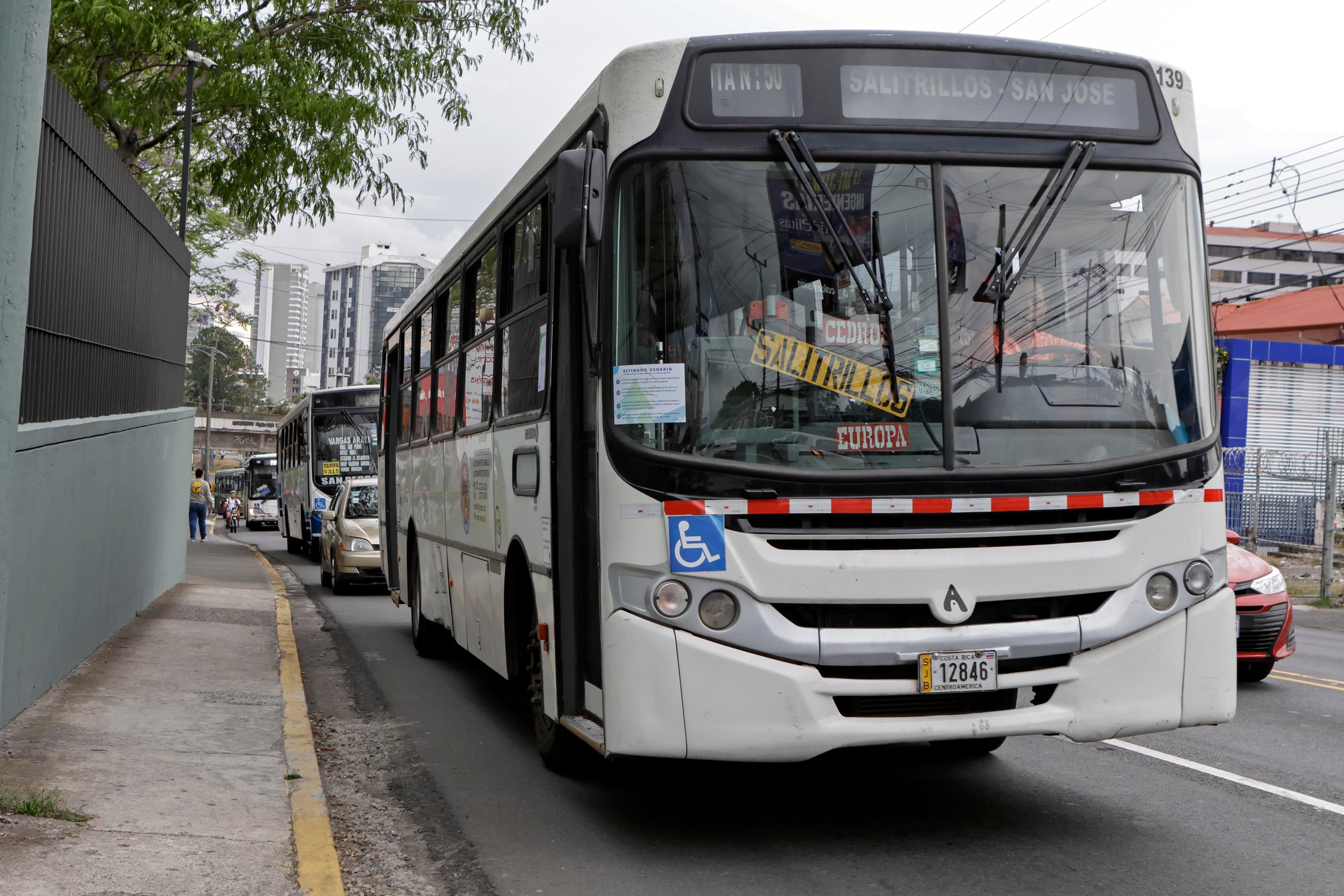 25/04/2024. San Pedro de Montes de Oca. Hora: 04:30 p.m.-06:30 p.m. Los autobuses de transporte público deben lidiar con los vehículos que utilizan el carril exclusivo para ellos en horas pico, en zonas como San Pedro de Montes de Oca. En la foto, tráfico cerca de la Fuente de la Hispanidad. Fotos: Mayela López