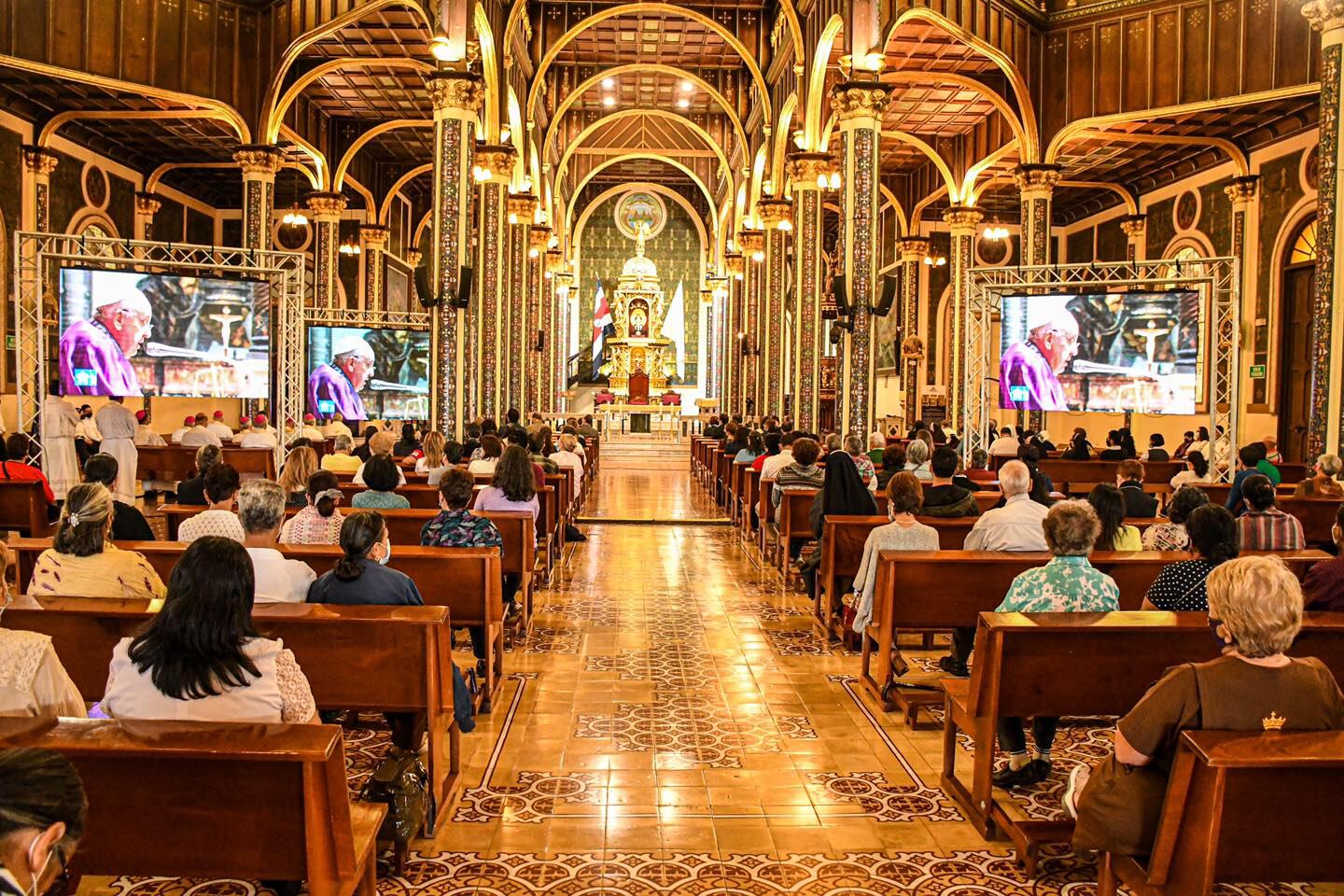 En la basílica de Nuestra Señora de Los Ángeles en Cartago, esta misa papal se siguió por pantallas. Estuvo monseñor José Manuel Garita, presidente de la Conferencia Episcopal, monseñor Mario Quirós, obispo de Cartago, entre otras autoridades religiosas, además hubo representantes del Gobierno y feligreses