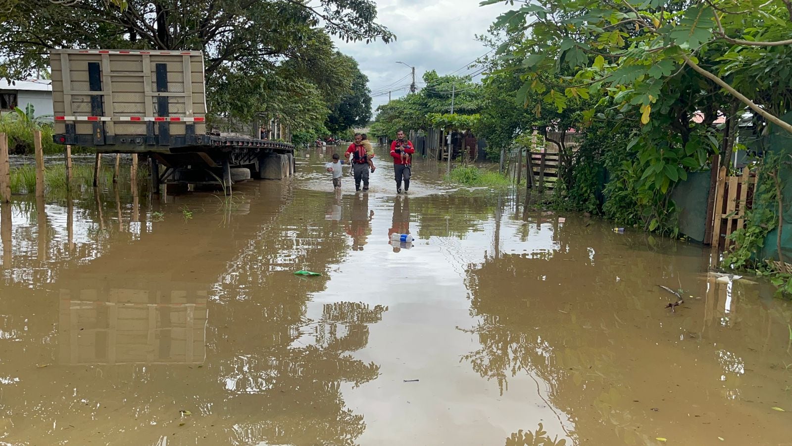 Inundaciones afectaron a varios vecinos de Carrillo, en Guanacaste,