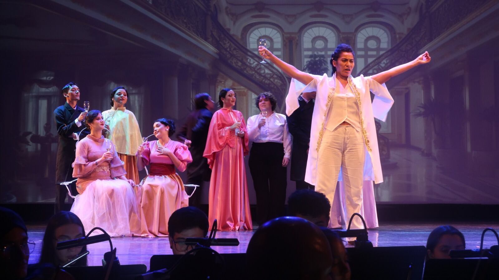 Ana Verónica Sánchez es una artista nicaragüense que comparte en Costa Rica su talento.