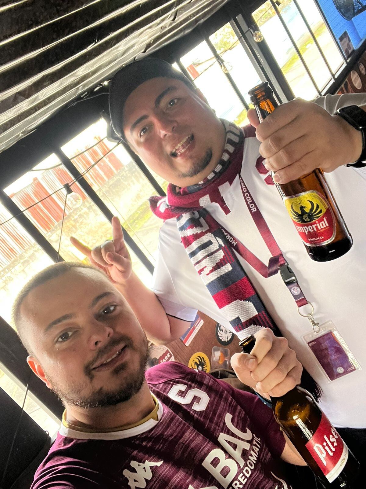 Javier Molina (izquierda) sabe que antes de cada juego debe hacer una parada obligatoria en el bar. Cortesía.