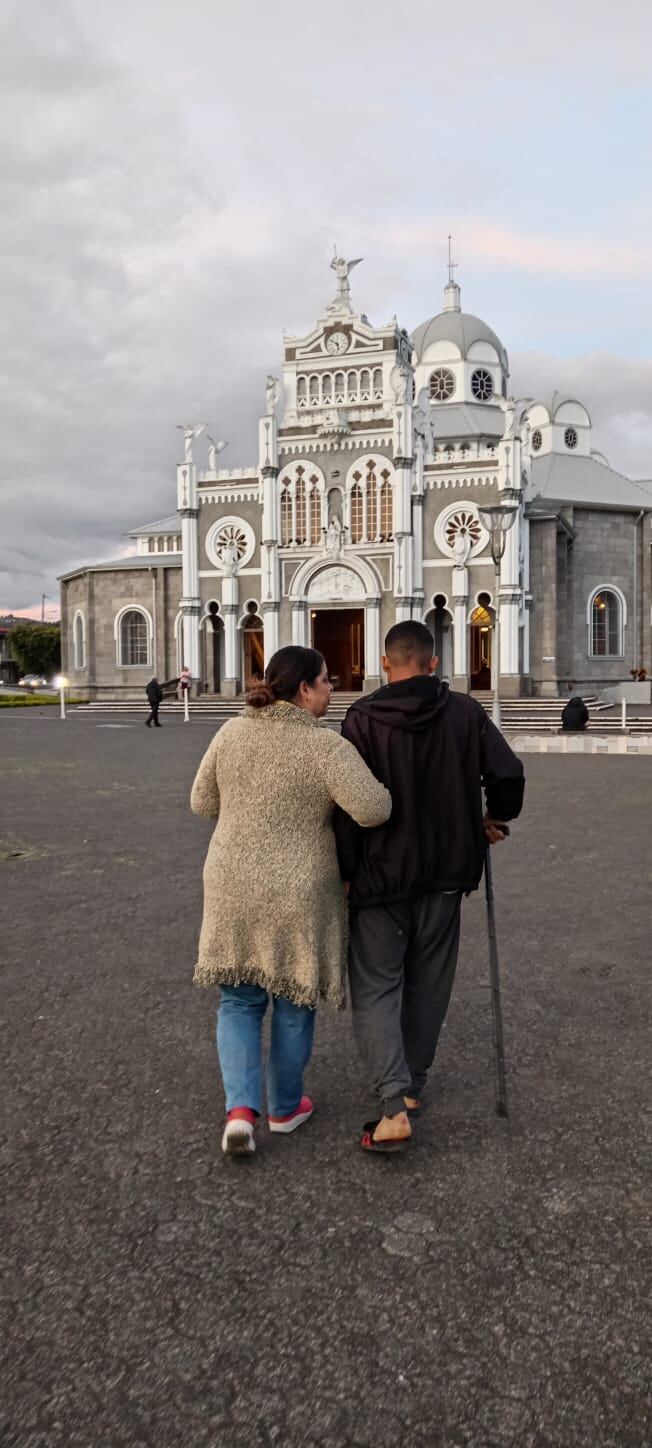 Fresia Abarca y su hijo Luis Daniel Pérez Abarca camino a la Basílica de Cartago, luego de vivir un milagro. Foto: Fresia Abarca para La Teja