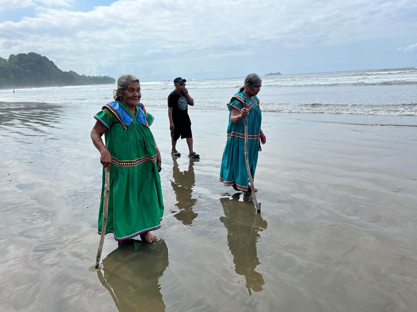 treinta y dos adultos mayores del territorio indígena de La Casona, en Coto Brus, pudieron disfrutar de un día en la playa, algunos de ellos por primera vez en su vida. El viaje fue a playa Uvita