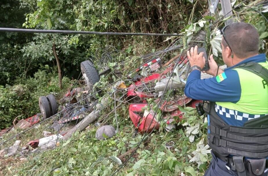 Los dos hombres que viajaban en el camión murieron tras caer al guindo. Foto Bomberos.