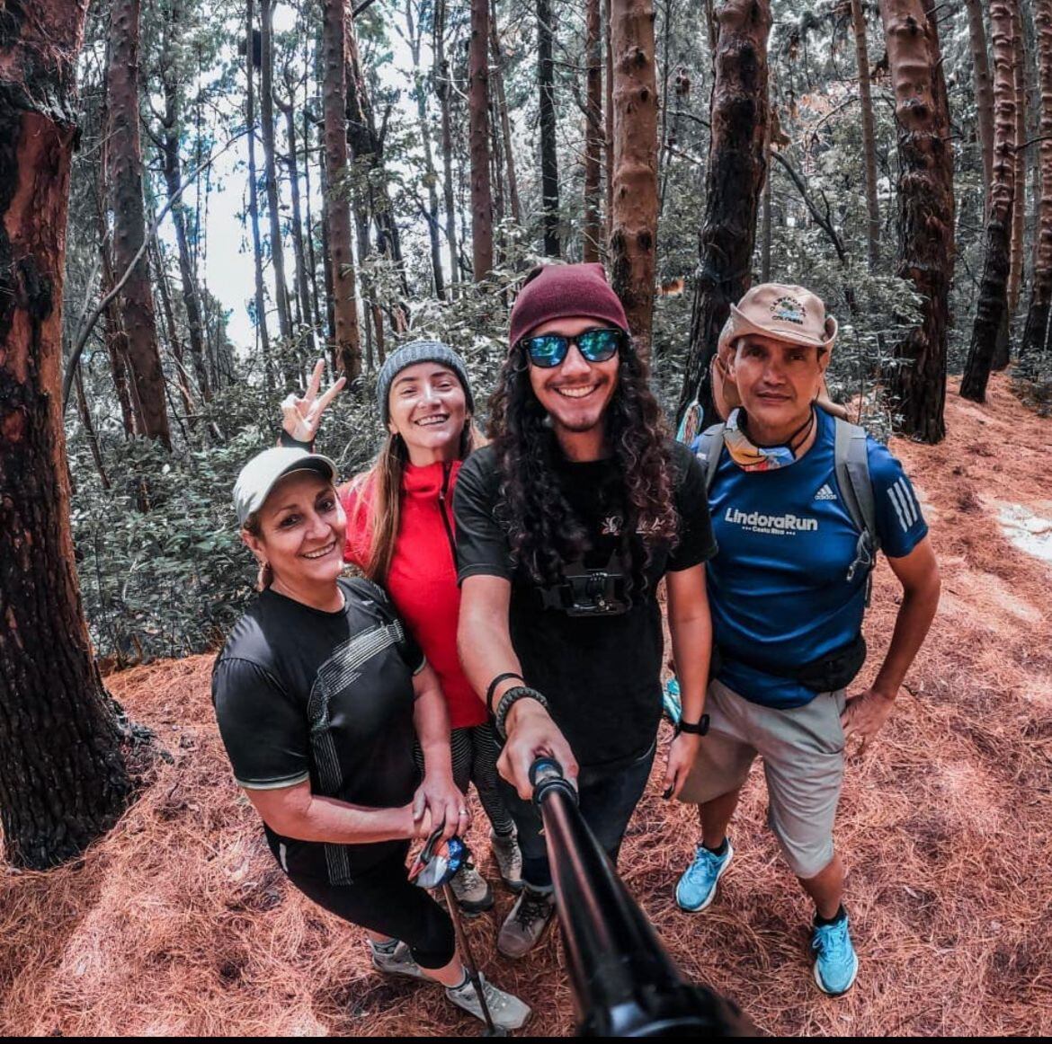 Diego Sanabria Nájera, vecino de Los Ángeles de Cartago, ahora tiene 62 años, pero hace 7, un día de julio que no quiso recordar, le tocó recibir la noticia más amarga de su vida: tiene cáncer de próstata. En la foto, de izquierda a derecha, doña Mayra Bermúdez, la esposa, Grettel y José Sanabria, los hijos y don Diego.