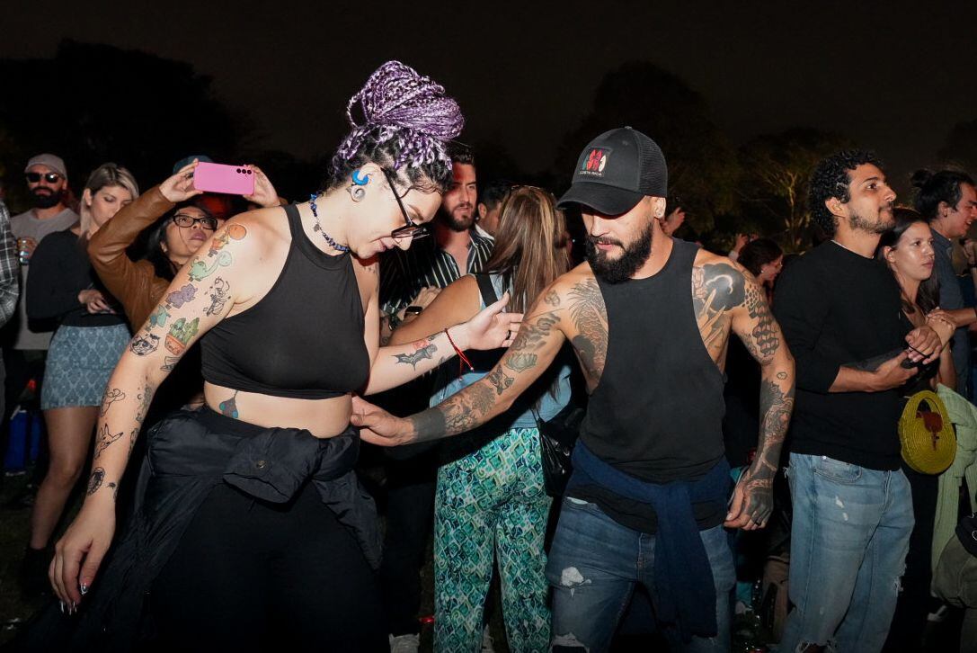 Familias y amigos bailaron bachata, merengue y salsa en el Parque Metropolitano La Sabana.