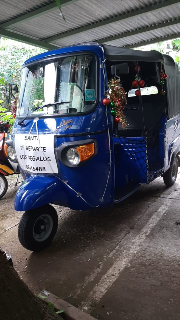 A don Marco Madriz Zúñiga, un emprendedor que jamás se da por vencido, la idea de vestirse de Colacho, Santa o San Nicolás, como quiera llamarlo, y transformar su transporte de tres ruedas en trineo, le está pegando la gran salvada en un año en el cual la ha visto durísimo para ganarse la plata.