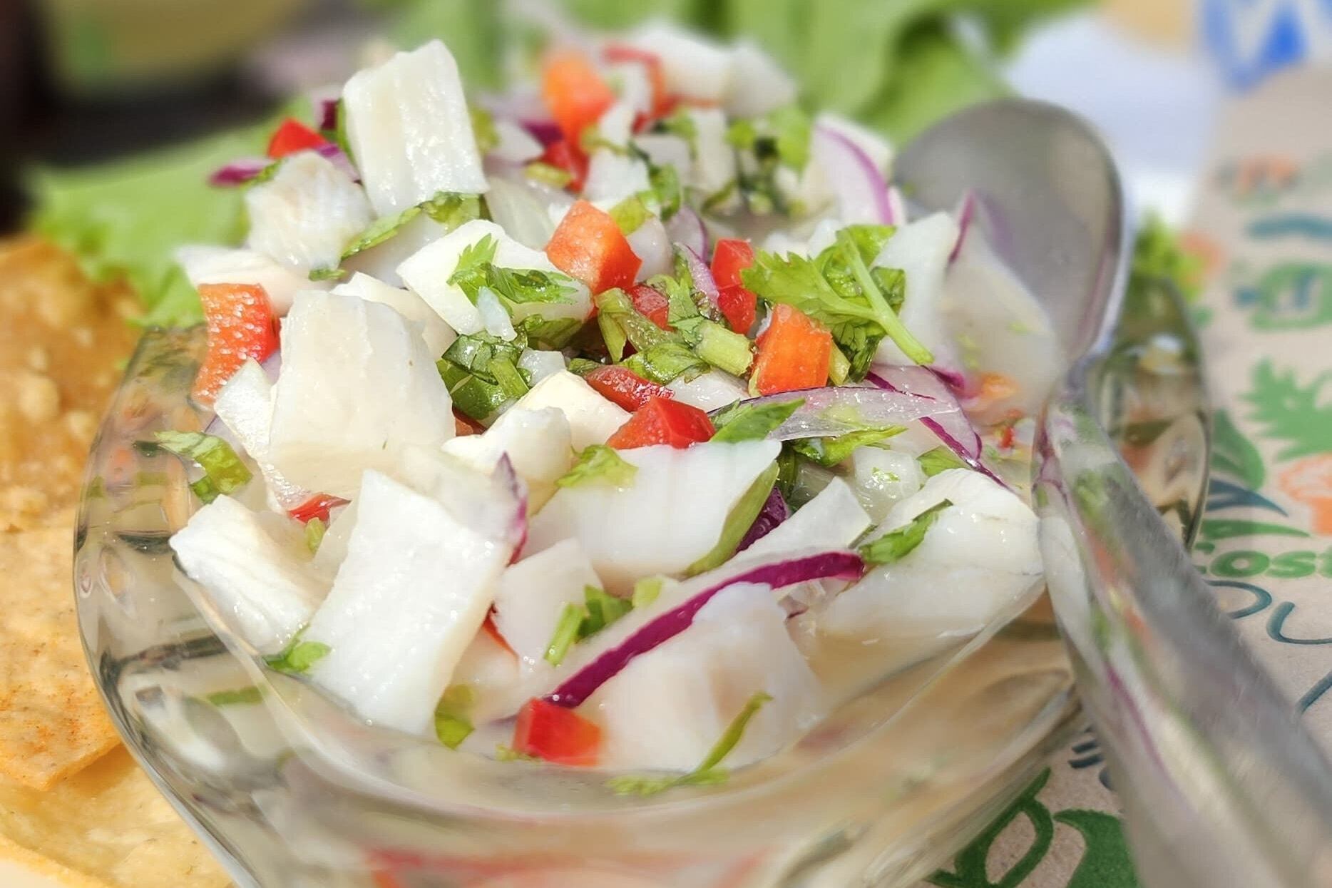 Perro salchicha lo espera en una playa en Santa Ana para darse uno que otro gustito.
