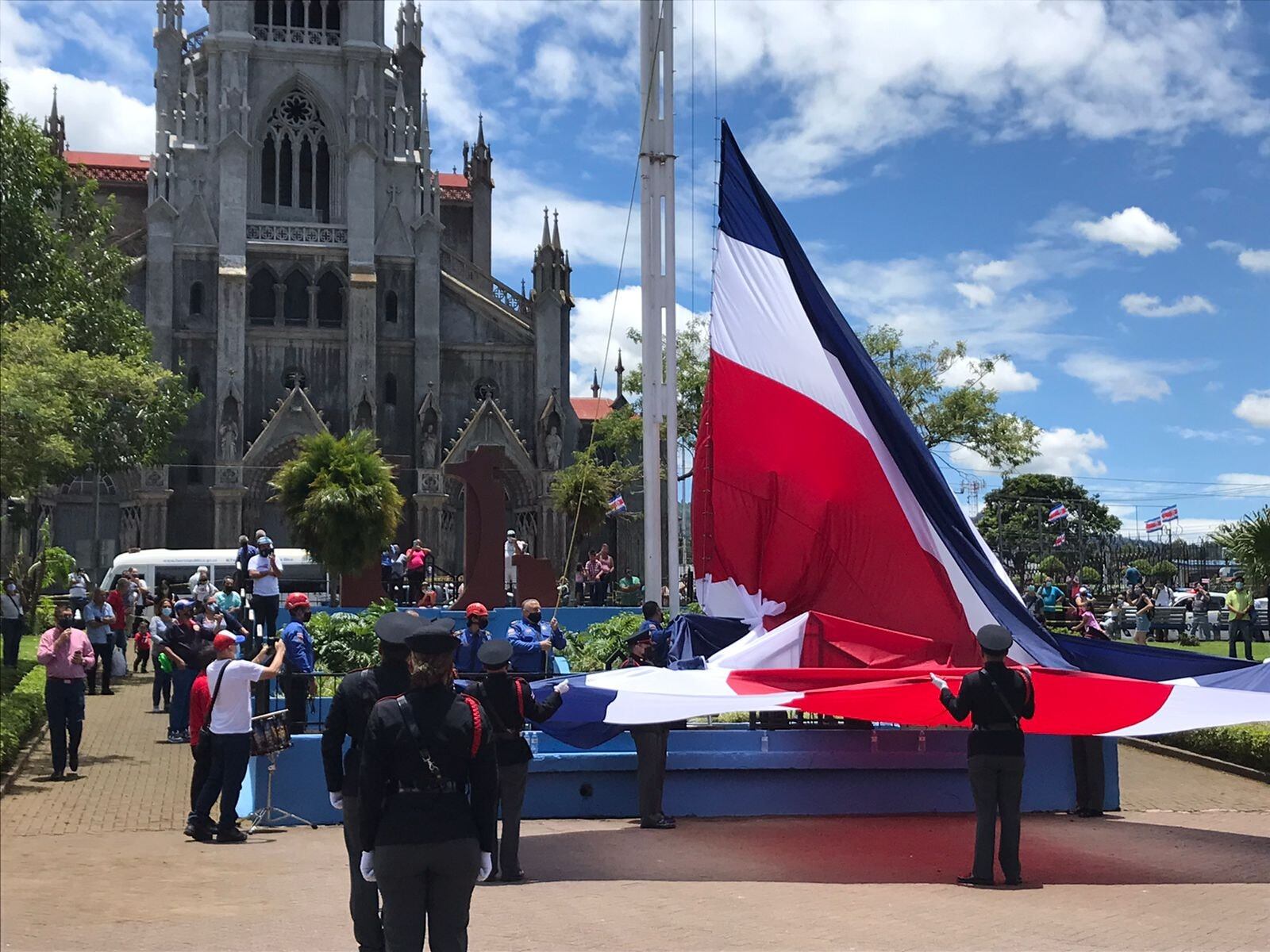 Coronado izó la bandera más grande en un parque central municipal el 1 de setiembre del 2021