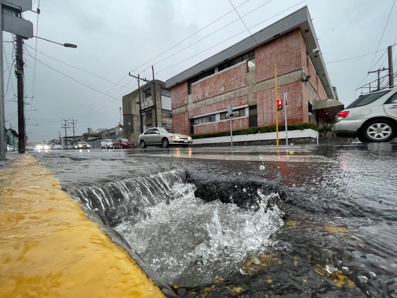 El avance de la urbanización dificulta la filtración del agua hacia el suelo en Cartago. Foto: Rafael Pacheco