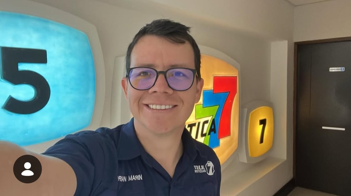 Adrián Marín, periodista de Telenoticias, junto a su hijo Marcelo.