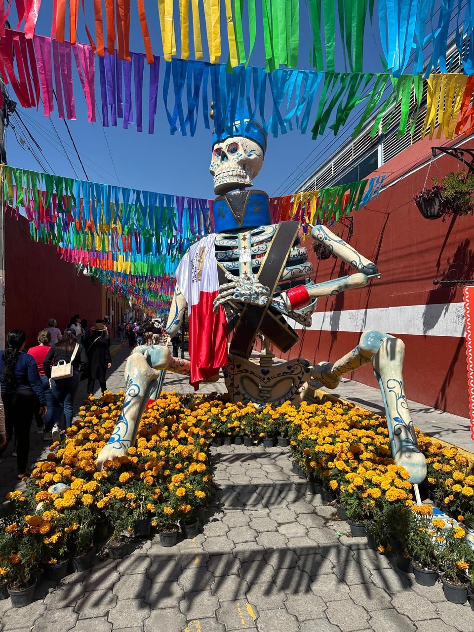 El lugar está repleto de calaveras gigantes y bonitas.