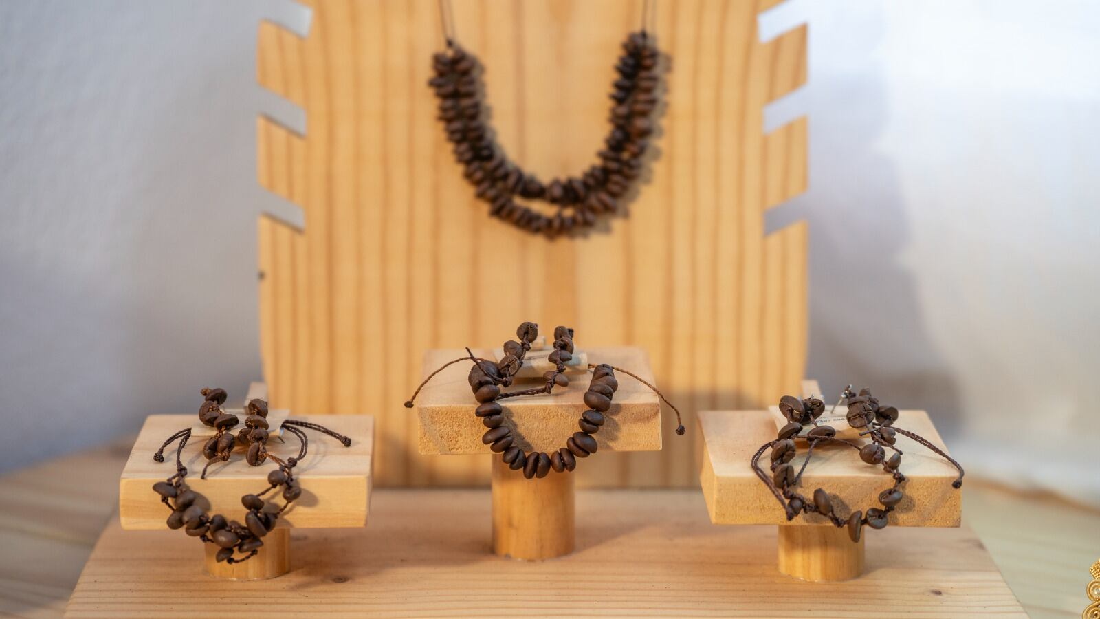 Hellen Rodríguez es la dueña de la marca Gemitas y crea accesorios con granos de café.