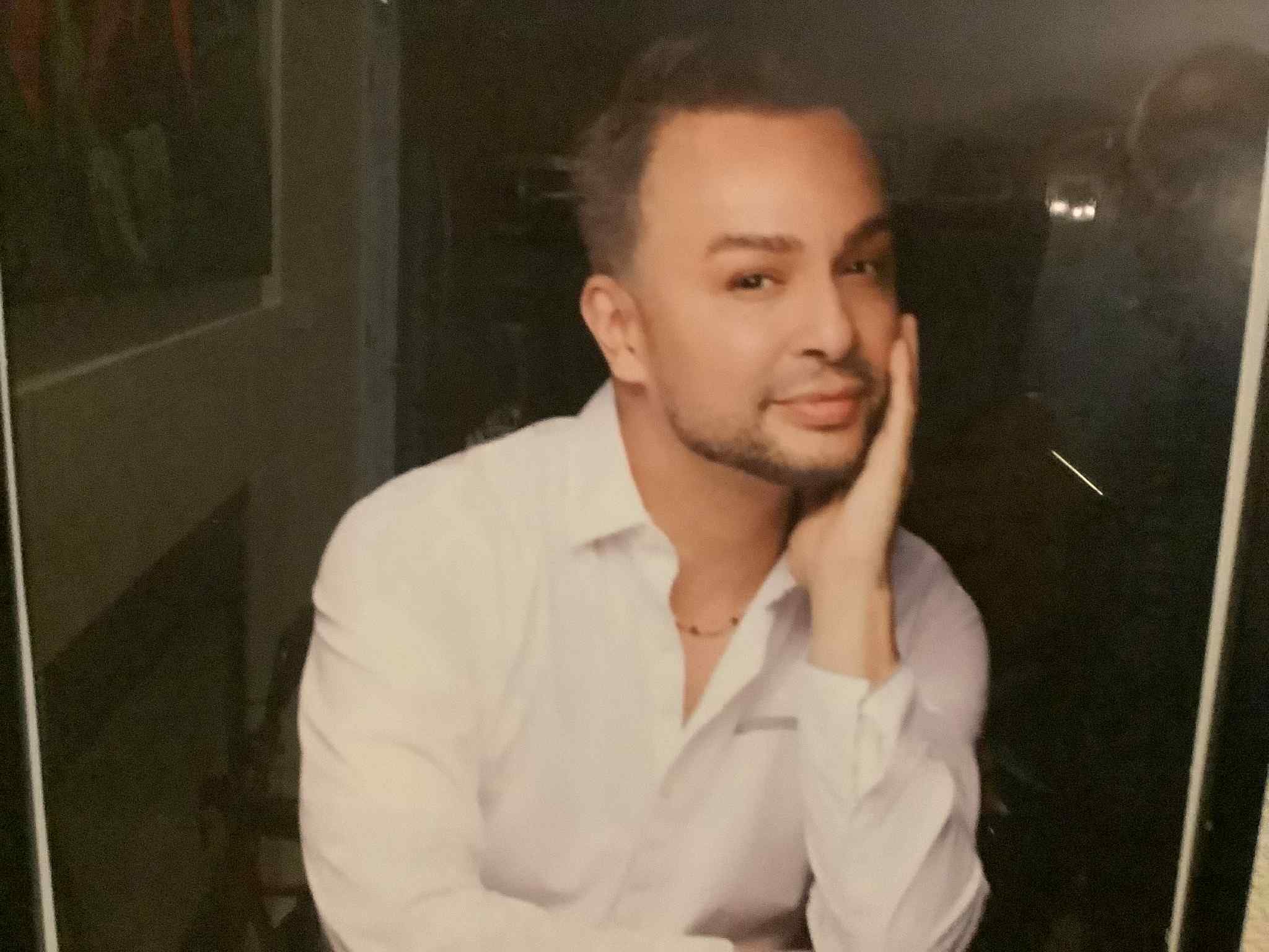 Maquillista Ángel Rafael González y sus padres Elizabeth Aguilar y Rafael Calderón.