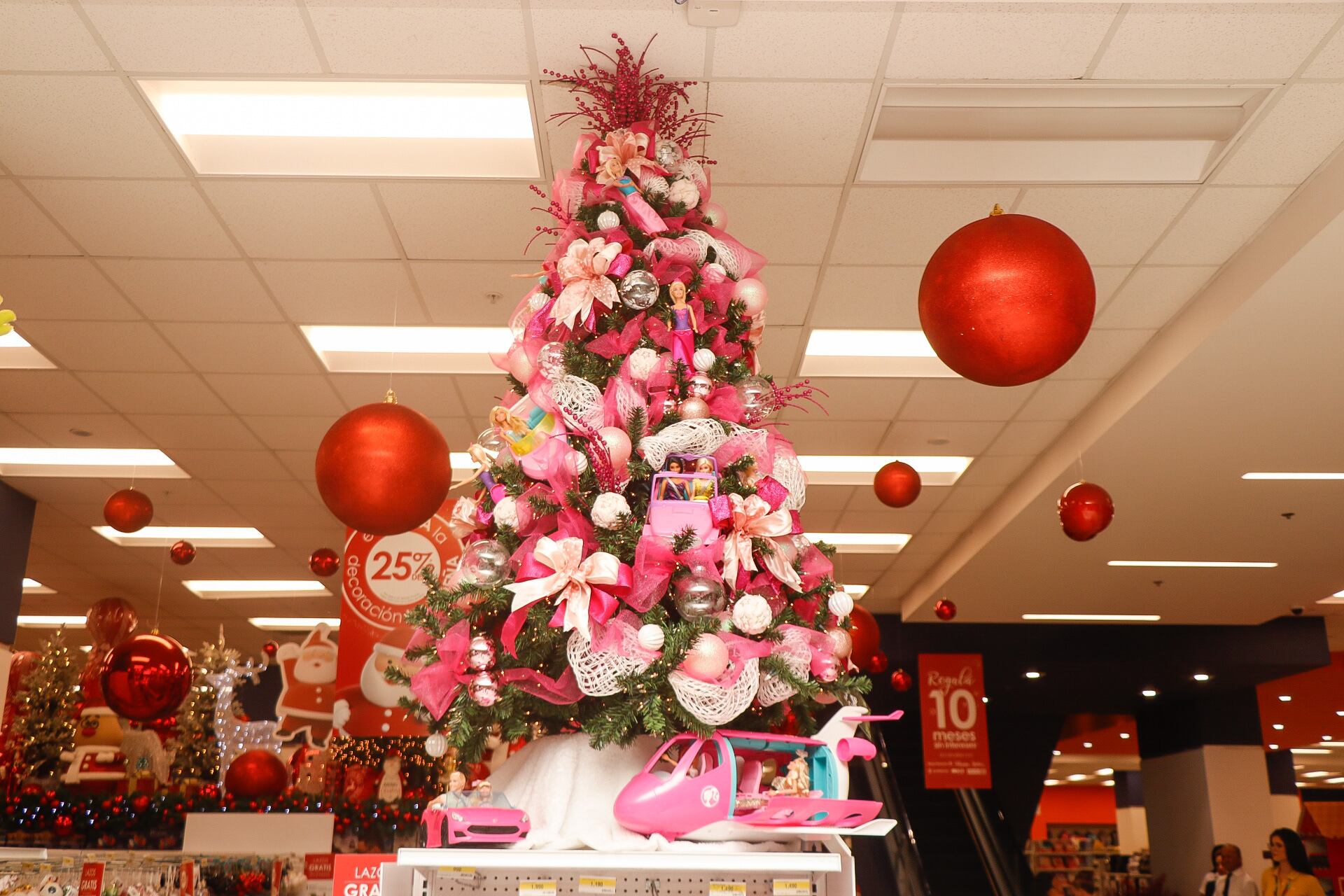 21/09/2023. Las tendencias de la Navidad. Tiendas Universal, Escazú Village. Fotografía: Lilly Arce.