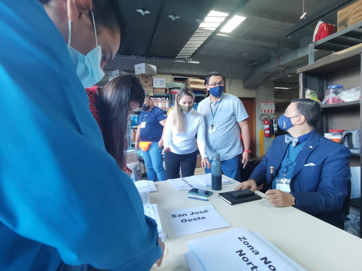 Desde las ocho de la mañana de este 24 de noviembre, el ministerio de Educación Pública (MEP) está haciendo entrega, en la sede del Segundo Circuito Judicial de San José, de los formularios de factores asociados, aplicados el viernes 12 de noviembre de 2021, a los estudiantes de quinto año de primaria de los centros educativos del país como parte de las pruebas FARO.