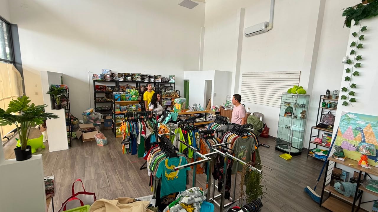 De vender flores en la calle dentro de un traje de T-Rex en 2020 a inaugurar una tienda física, T-Rex Tienda de Dinosaurios, especializada en dinosaurios: la historia de superación de una maestra de preescolar Wendy Arauz Madrigal