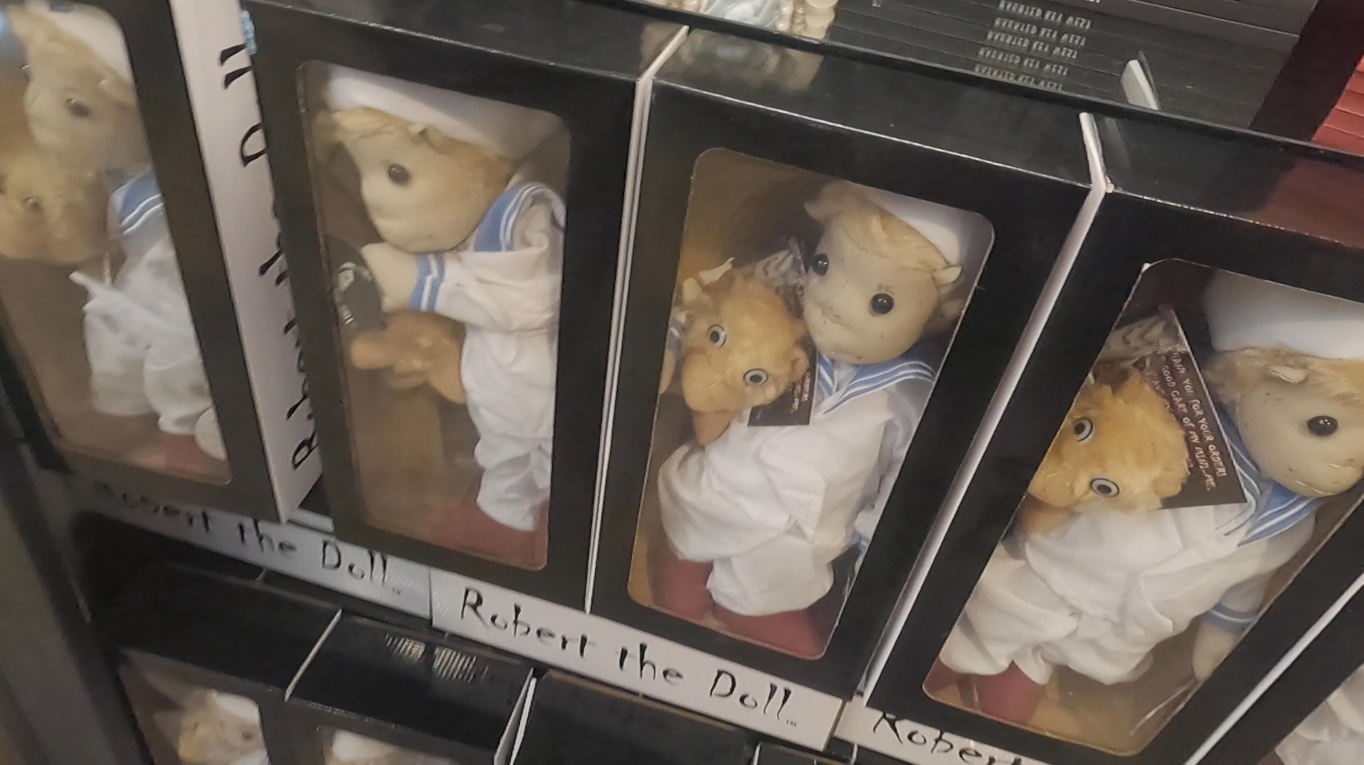 Mario Siles Peña, de 43 años, se pegó un viajecito que casi ningún tico se han atrevido a hacer: ir a conocer en carne propia a Robert, el Muñeco del Diablo, considerado como el más embrujado, maldito y peligroso del planeta