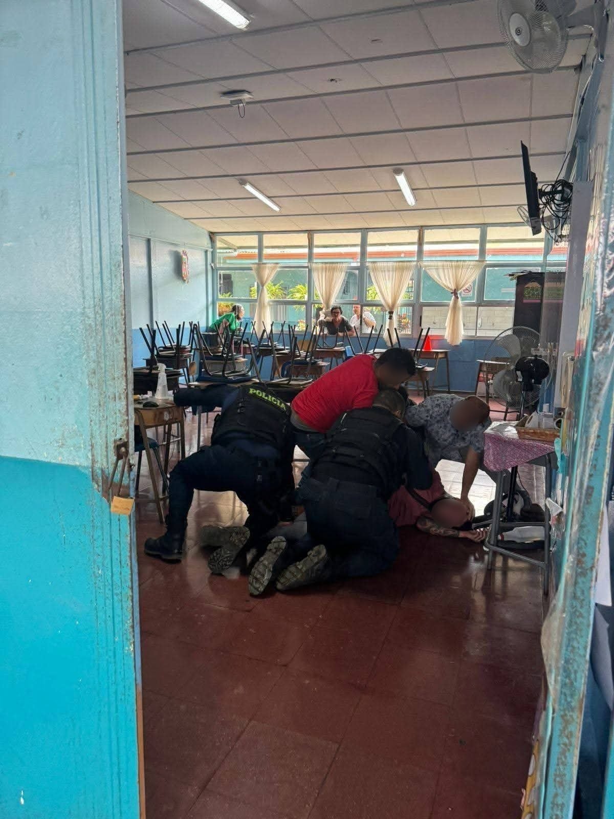 Oficiales y otras personas tuvieron que contener al sujeto.