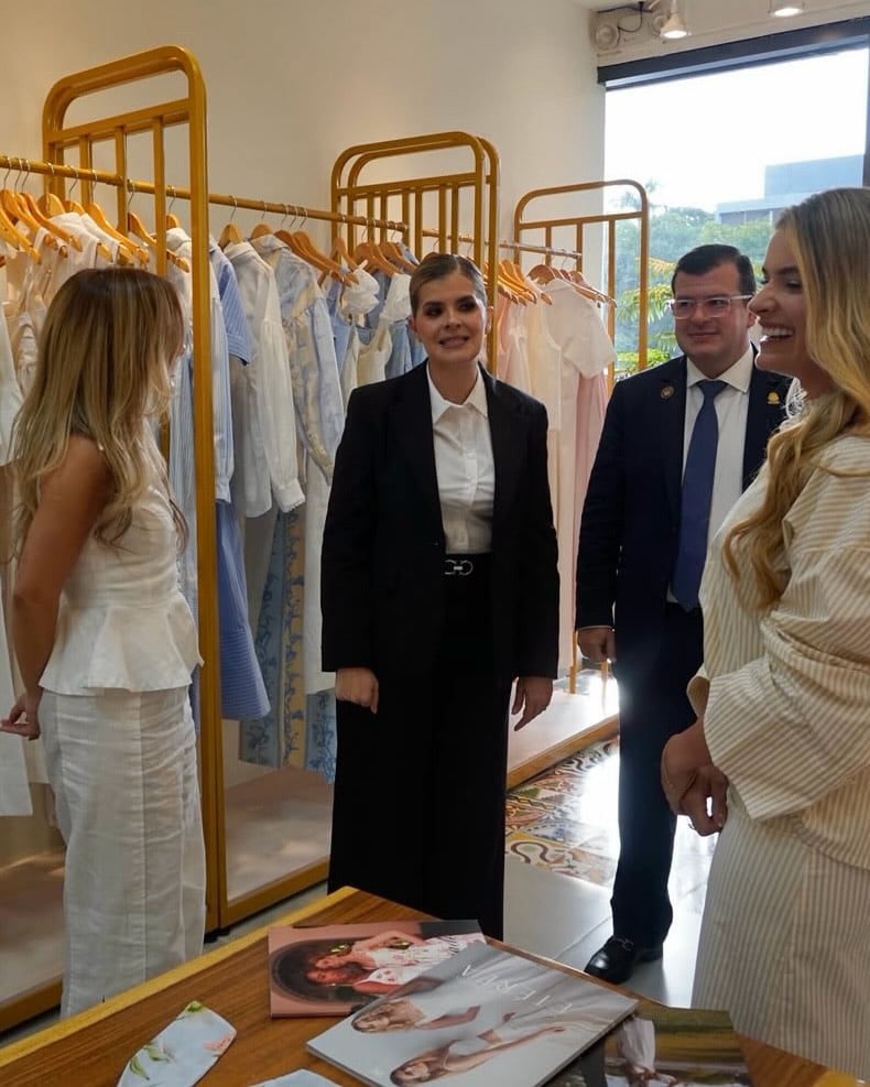 Presidenta Laura Fernández en la tienda By Liliana Meza de Colombia