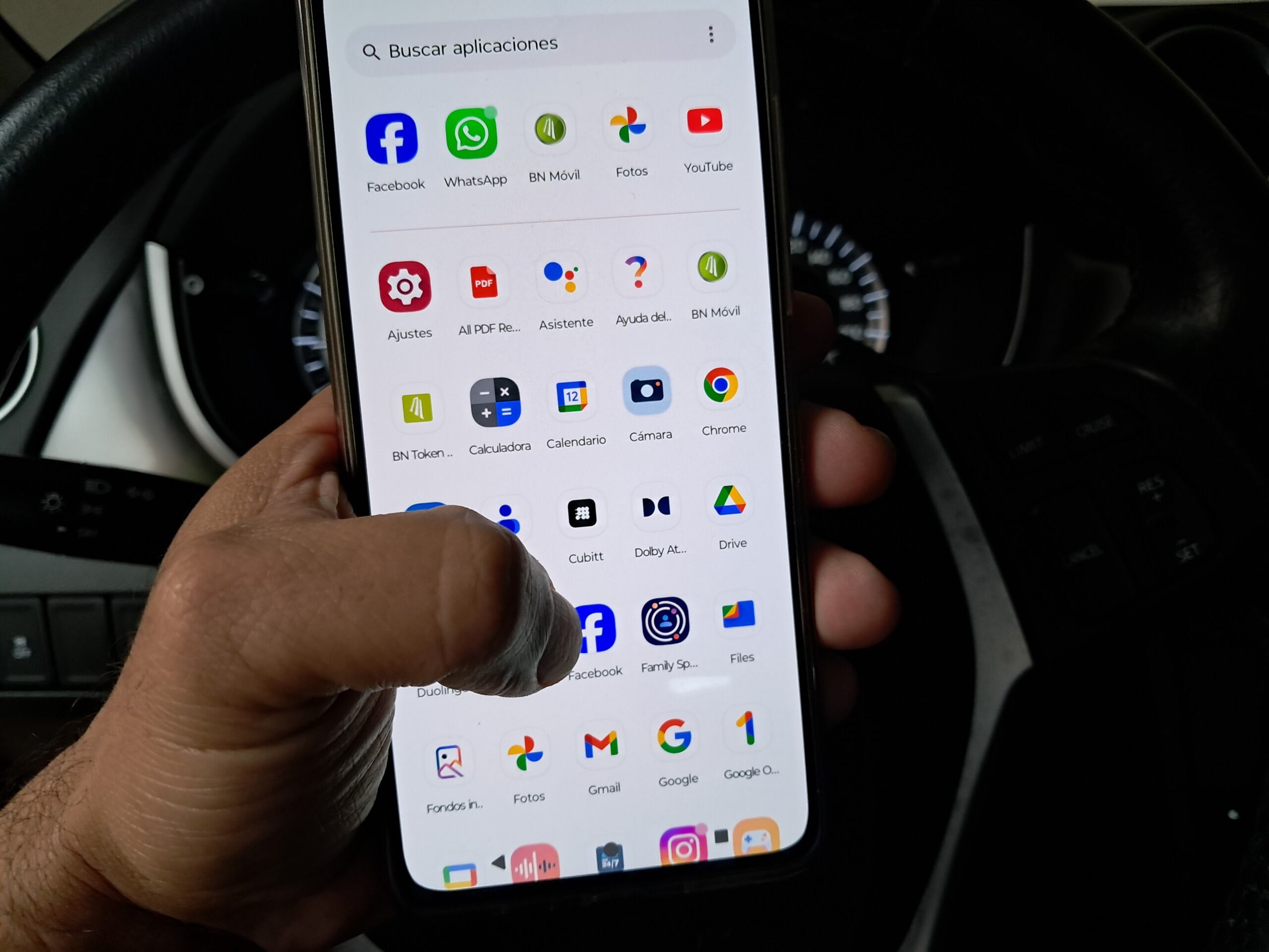 El MOPT advirtió que los conductores que utilicen el celular mientras manejan pueden estar expuestos a multas.