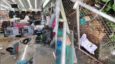 Amordazan a guarda de seguridad para robar un supermercado y un cajero automático