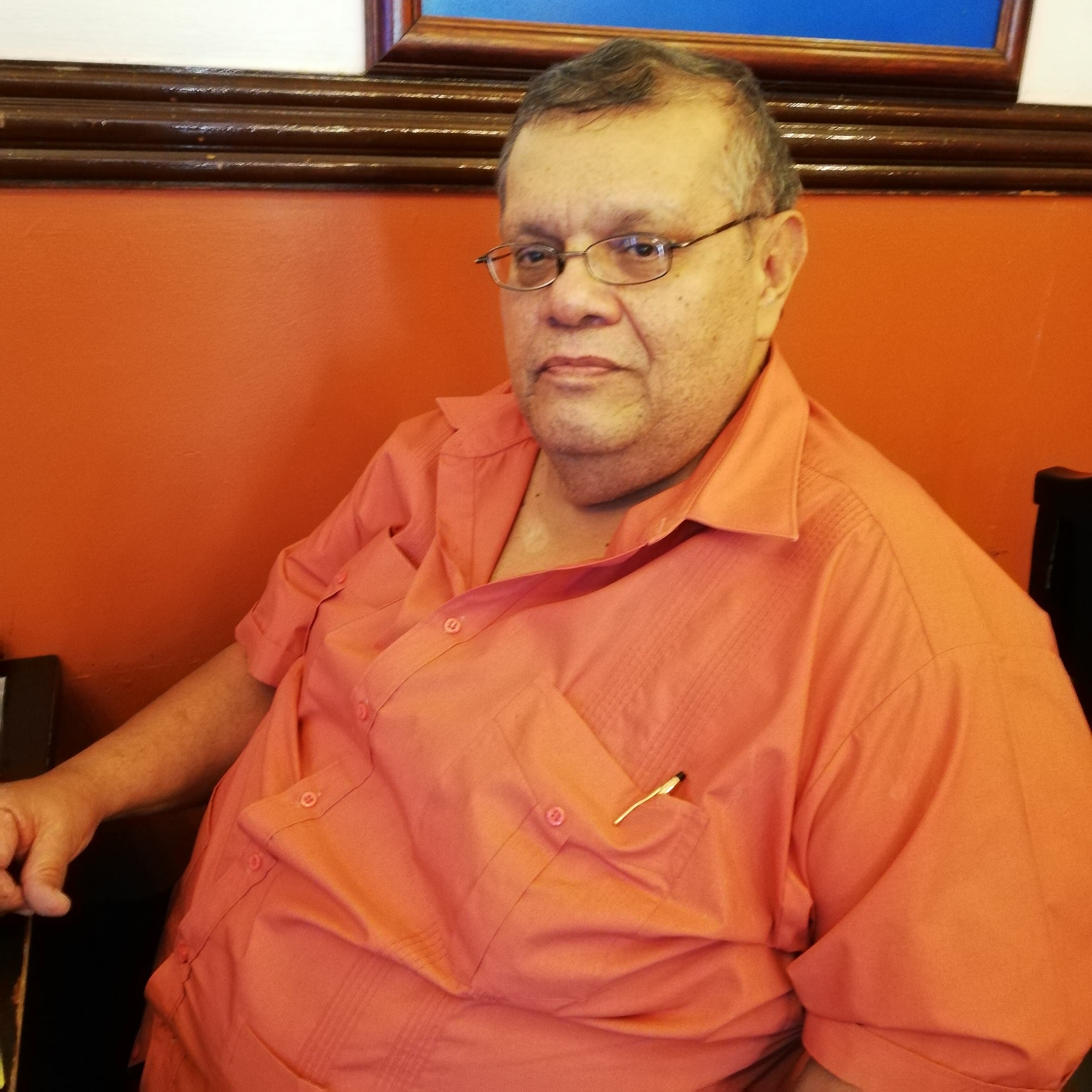 una ventanita llamada Junior’s que va a cumplir 45 años de existencia y desde ya lo celebra de la mejor forma, vendiendo su especialidad, hamburguesas. En la foto, Jorge Bonilla Cambronero, el propietario