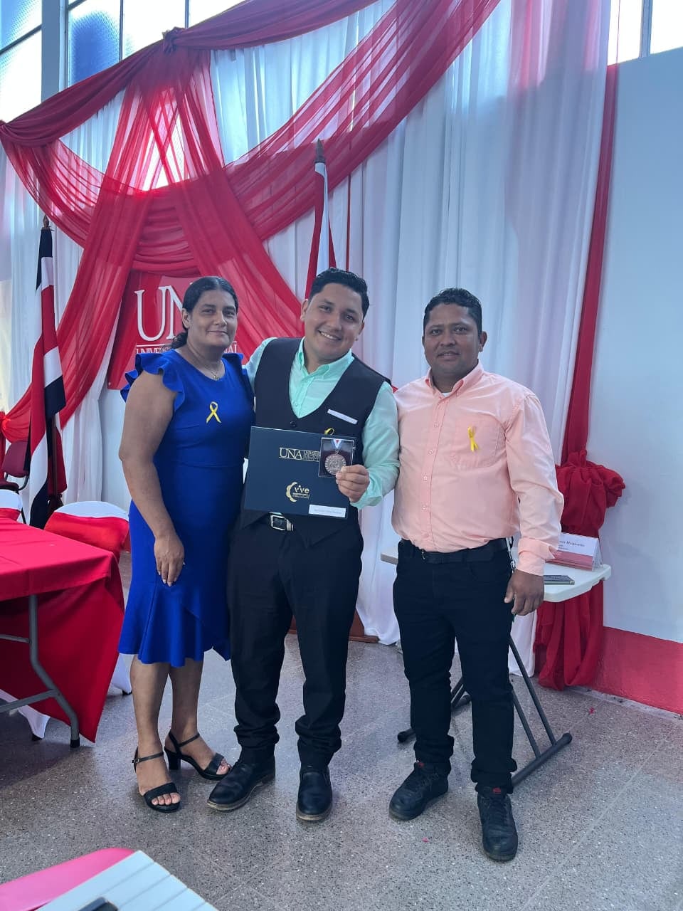 José Ismael Urbina a los seis años migró desde Nicaragua junto a su familia en busca de oportunidades; hoy, a sus 23 años, cursa Educación Comercial en la UNA y fue distinguido como Estudiante Modelo por su liderazgo y compromiso social. En la foto, con sus papás, Sayra Mendoza Solano y Daniel Urbina Mendoza.