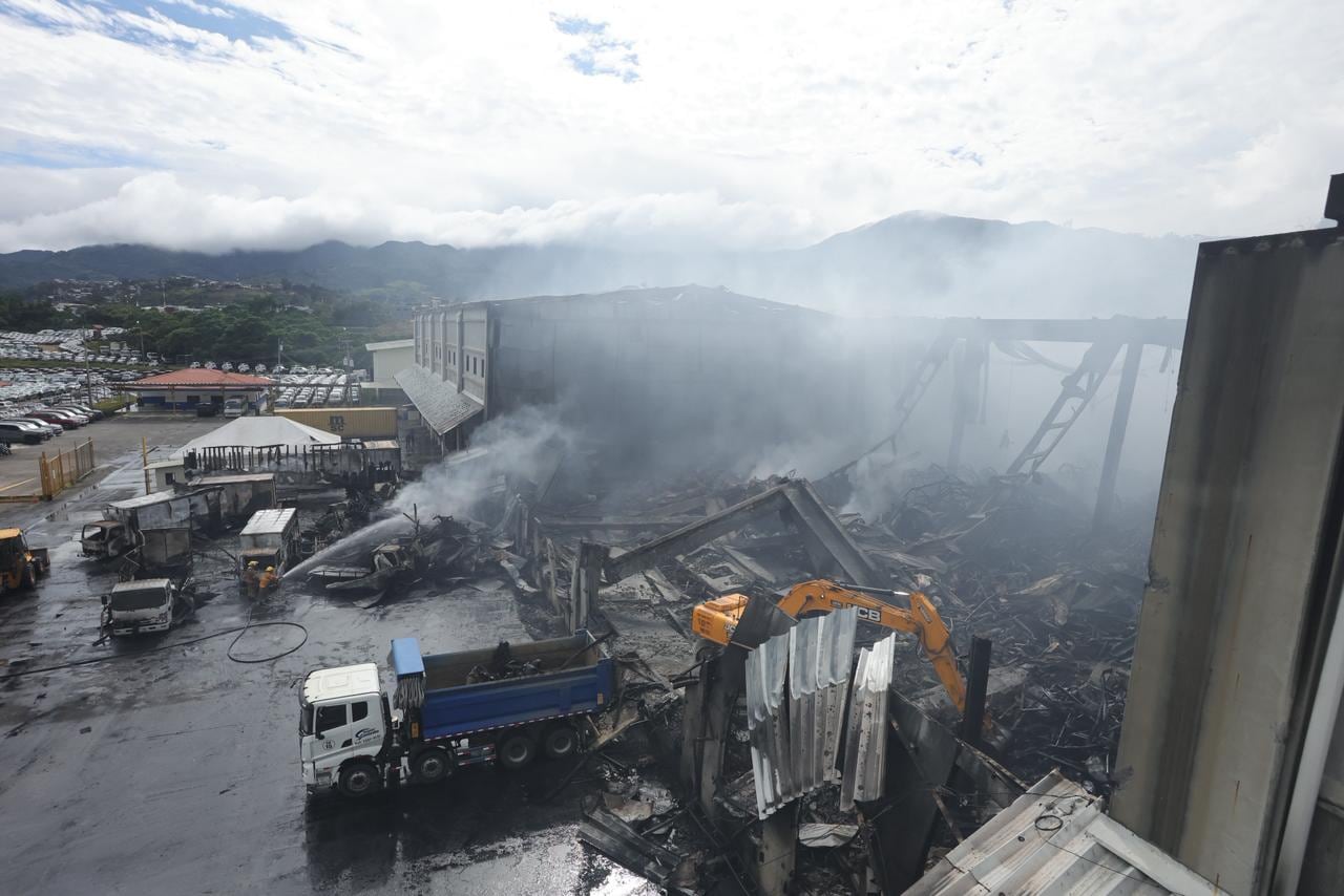 El incendio en unas bodegas de San Rafael Arriba de Desamparados consumió más de 17.000 metros cuadrados, según estimó el Cuerpo de Bomberos.