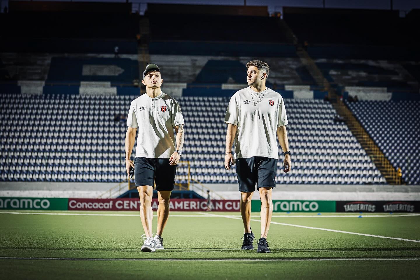 Anthony Hernández y Guillermo Villalobos salieron a inspeccionar la cancha del Estadio Nacional de Nicaragua apenas Liga Deportiva Alajuelense llegó a ese reducto.