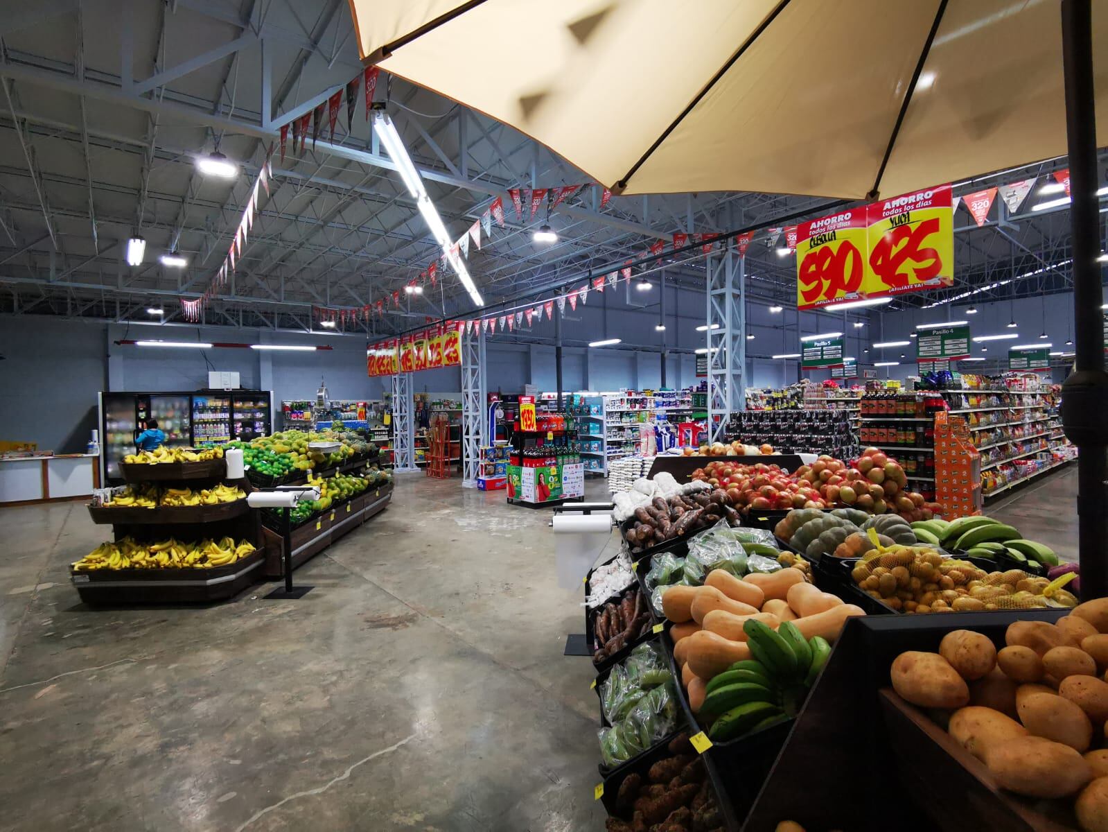 Una verdadera marea alta de precios bajos va a disfrutar los vecinos de Playas del Coco y playa Santa Teresa, porque Corporación Megasuper abrirá un supermercado en cada una de esas playas del Pacífico Norte