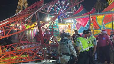 Graban cuando se cae la Torre Eiffel, atracción de un parque en Acapulco con gente montada