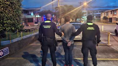 Intervención de alto riesgo en Moravia: policía salva a conductor en peligro de muerte