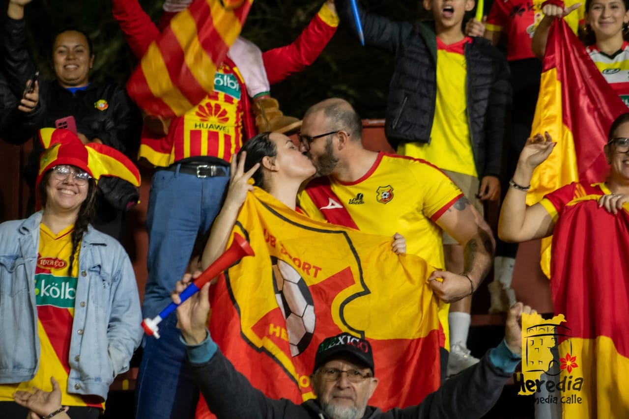 Juan Badilla y Andrea Hidalgo se casaron en San Joaquín de Flores mientras el Club Sport Herediano vencía a Saprissa para conquistar el título 32 y desatar una noche histórica en la provincia.