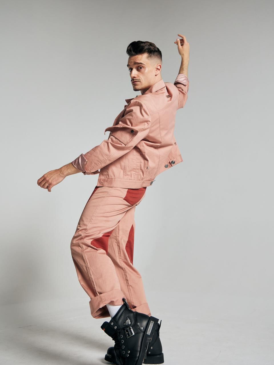 Michael Rubí y el bailarín Alek T. Palinski en el concierto de Gloria Trevi