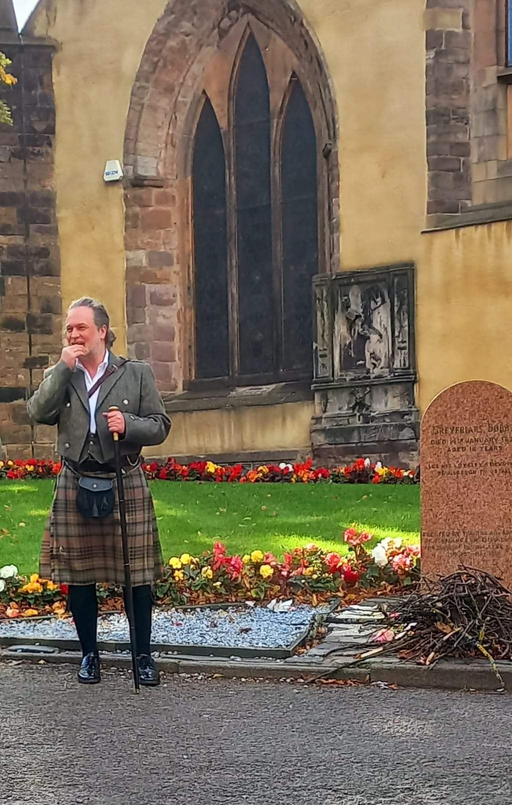 La costarricense Vanessa Alvarado, experta en la investigación fenómenos paranormales, visitó Escocia del 16 al 24 de setiembre del 2023 el cementerio más embrujado del mundo, el cementerio Greyfriars.