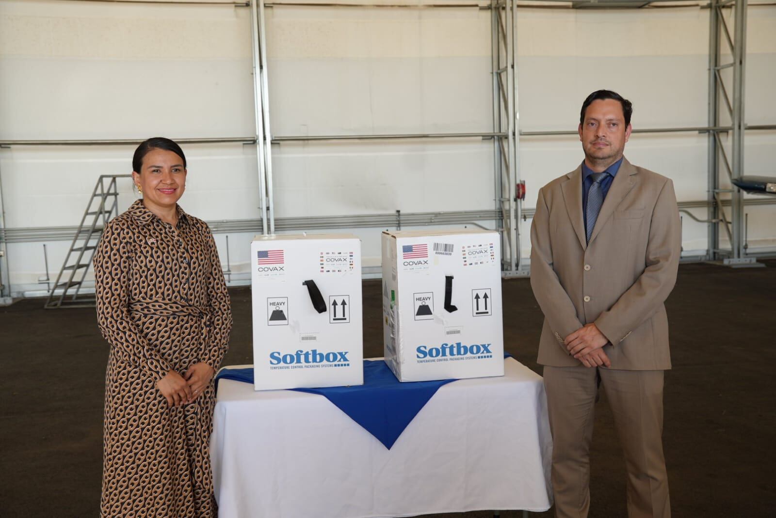 El Ministerio de Salud recibió por parte de Estados Unidos una donación de 12 mil dosis de vacunas pediátricas bivalente contra el COVID-19, de las cuales seis mil dosis son para menores entre los seis meses a cuatro años y seis mil dosis para niños y niñas de cinco a 11 años.