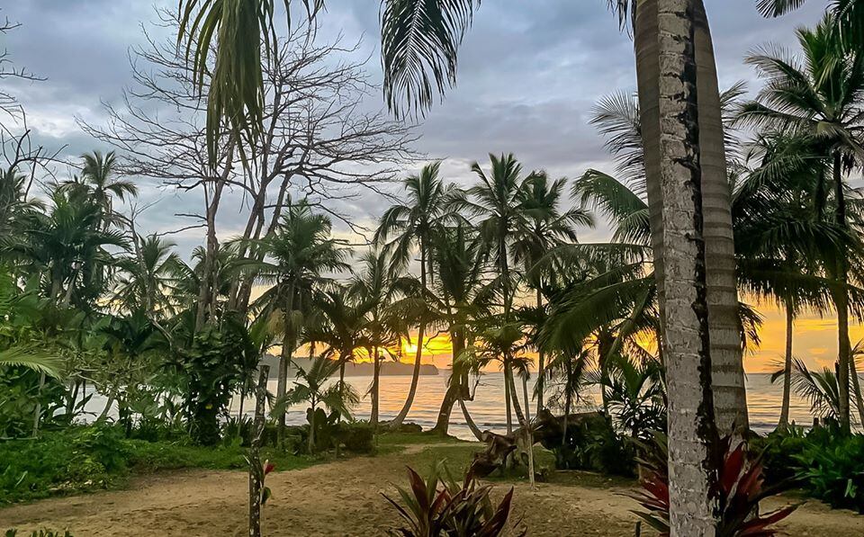 La española Sandra Noy se casó con el inglés Kevin Sullivan en Puerto Viejo. Vinieron tres semanas y media de paseo y quedaron encerrados por el coronavirus, aprovecharon para casarse, como ellos dicen, en el paraíso.