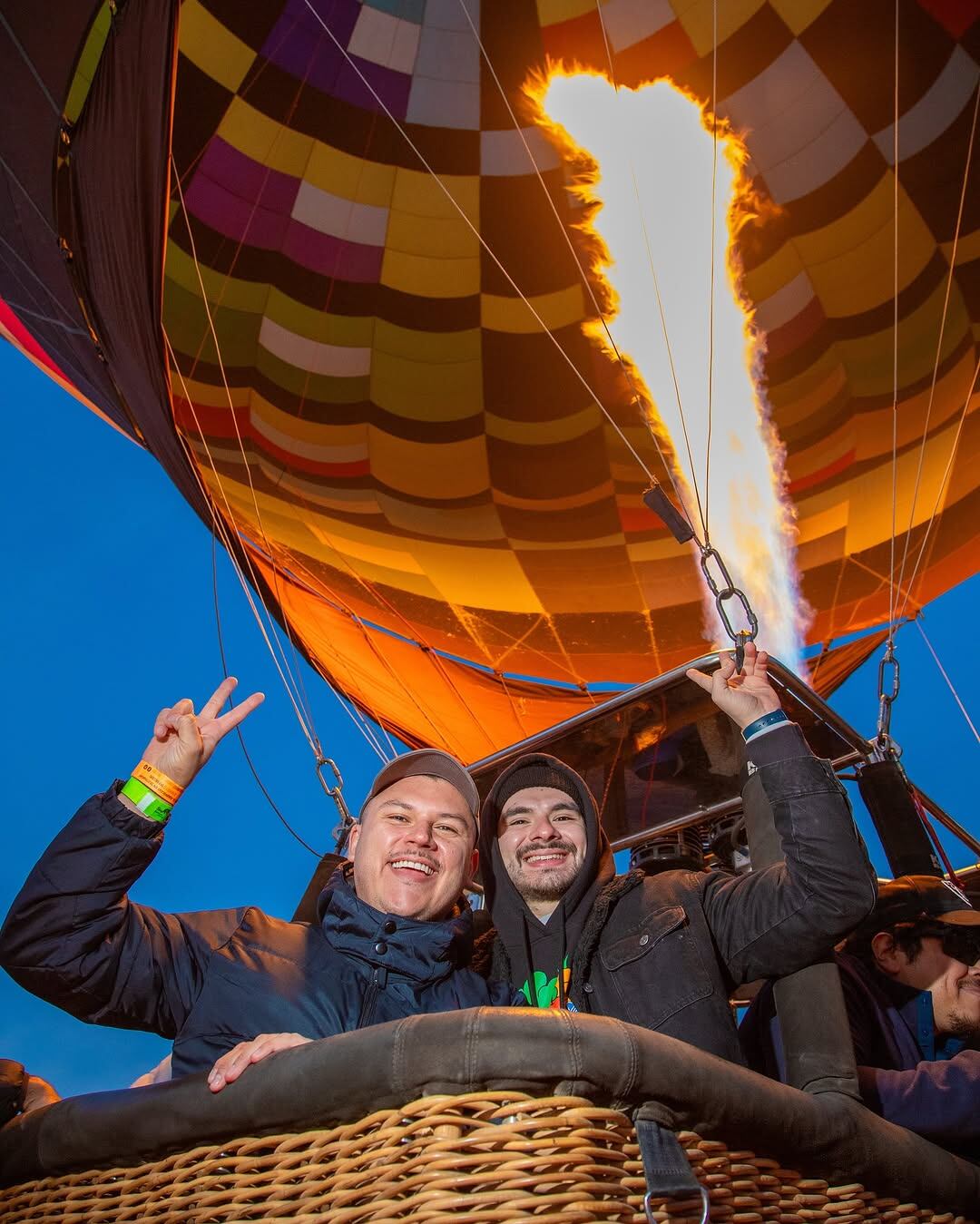 Periodista Josué Sánchez y su esposo disfrutan de una maravillosa luna de miel