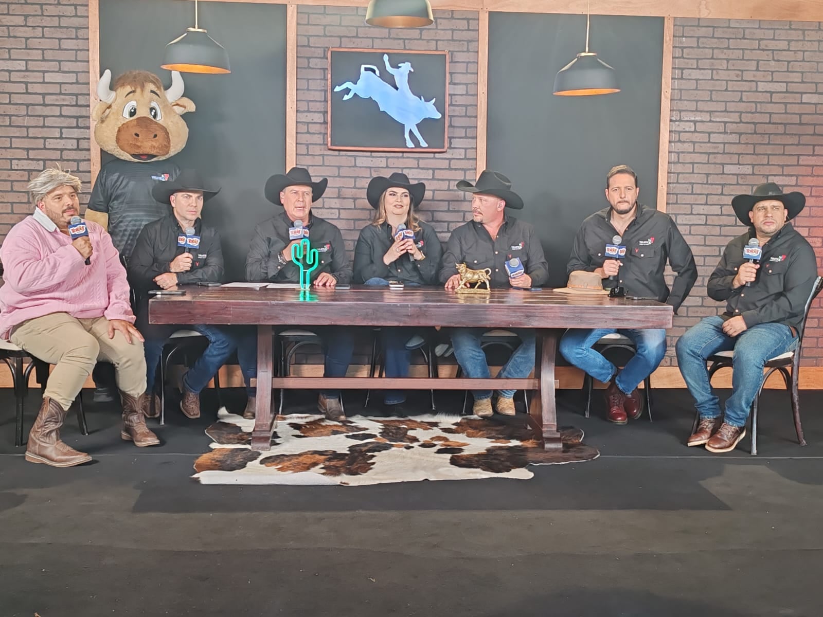 Toros Pedregal con Teletica y Repretel