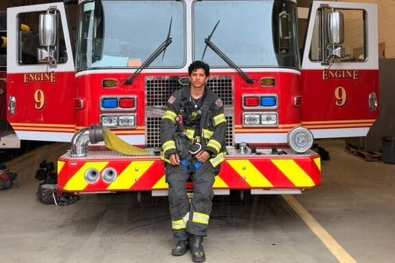 El costarricense Jerry García nunca imaginó que aquel muchacho que recorría en bicicleta las calles del barrio La Victoria de Río Frío, en Sarapiquí, para vender plátanos y limones terminaría como bombero ayudando a salvar vidas en Estados Unidos