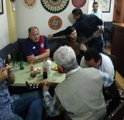 El periodista Roberto Echeverría tomó esta foto en el bar La Bohemia cuando el presidente del país, Luis Guillermo Solís, fue a ver un partido de la Sele, el 7 de junio del 2017