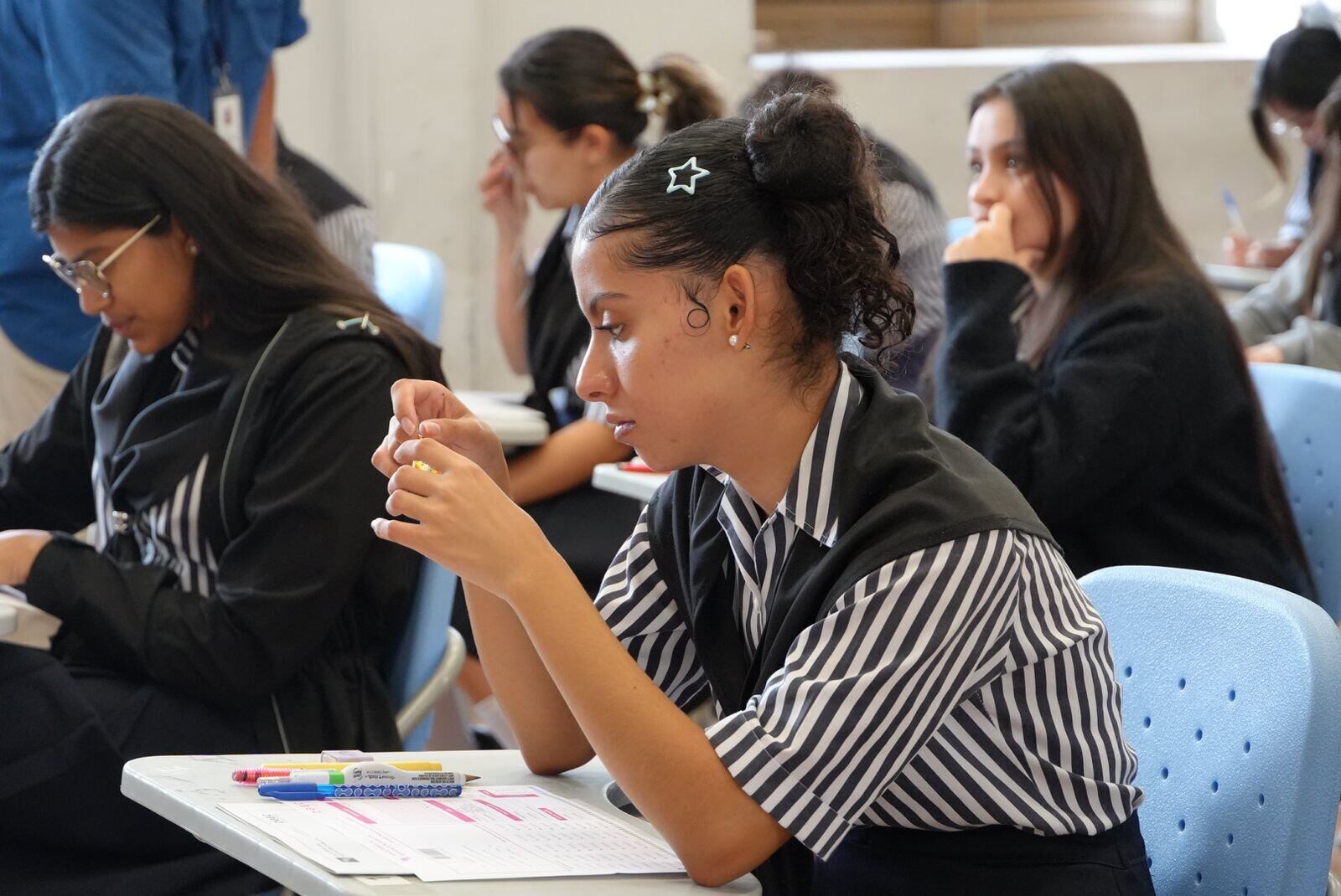 Más de 51 mil colegiales comenzaron los exámenes del MEP que sí valen para graduarse.