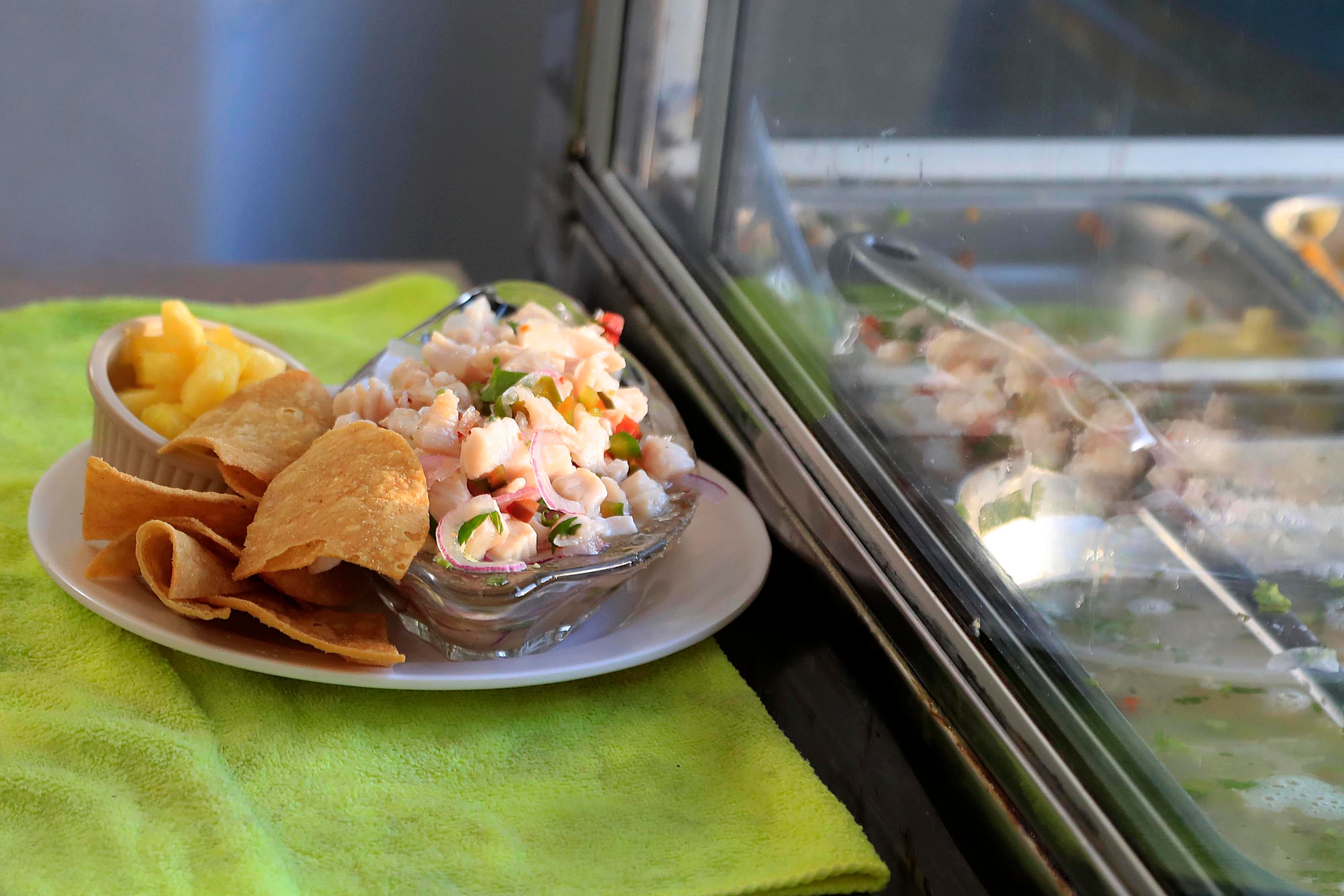 15/02/2024 Heredia. Cevichería El Timón del Fortín es un local esquinero en el centro de esta provincia, muy visitado por los amantes del ceviche y las caldosas, pero que además se topan con la particularidad de que las pueden acompañar con frutas, y disfrutarlas en un ambiente muy costero pero en plena ciudad. Foto: Rafael Pacheco Granados