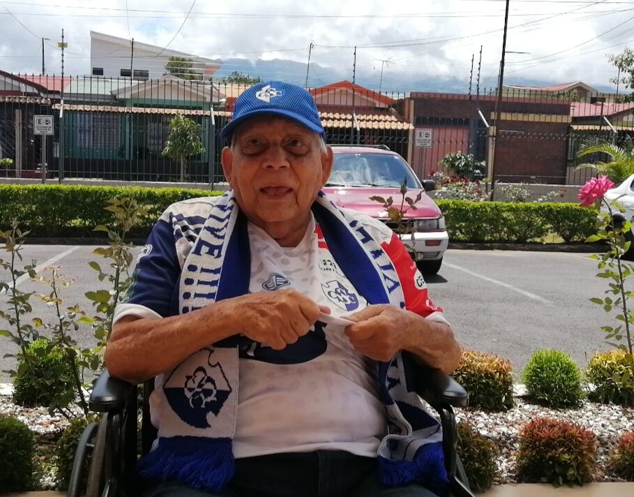 José Ángel Rodríguez, aficionado del Cartaginés que vivió a 3 de los 4 títulos de los brumosos. Keyna Calderón.