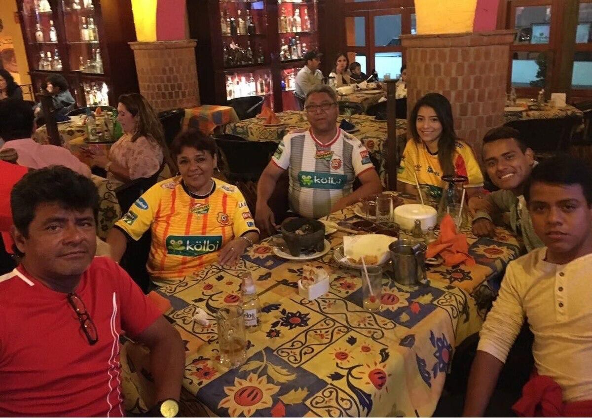 El delantero mexicano Julio Cruz junto a su familia. Foto cortesía.